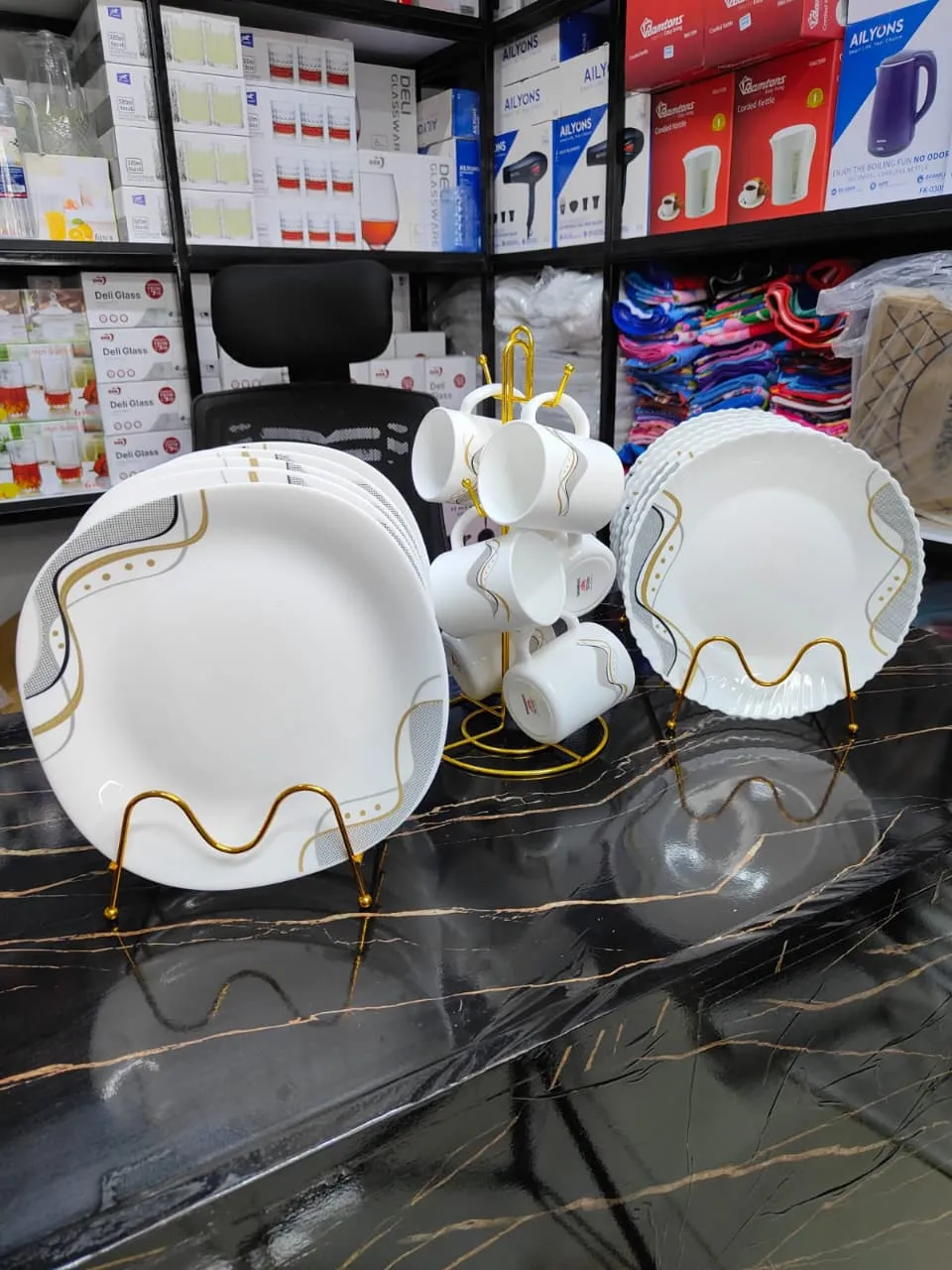 18-Piece Deluxe Brown Lined Dinnerware Set